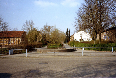  De Wethouder Hollaan gezien vanaf de Zeisterweg. Links de rooms-katholieke kleuterschool, rechts de rooms-katholieke ...