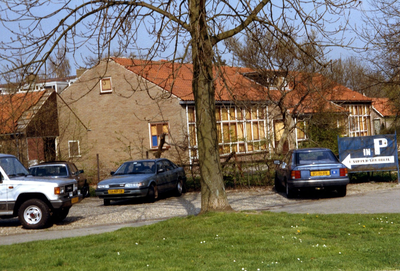  De rooms-katholieke kleuterschool, op de voorgrond de parkeerplaats van restaurant 't Wapen van Odijk.