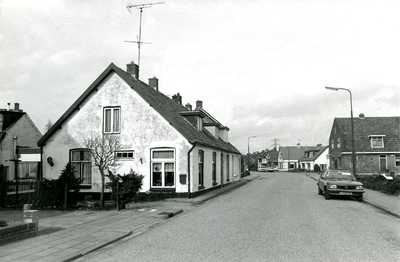  Gezicht op de Zeisterweg. Links een blokje woningen Zeisterweg 55-57-59 waarvan de eerste twee werden bewoond door de ...