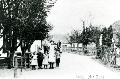  Het Zand in 1905 (thans Zeisterweg ter hoogte van de Boomgaardweg). Op de voorgrond mevrouw Schippers met vier van ...