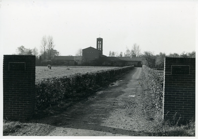  Oprijlaan naar Priorij Gods Werkhof, gezien vanaf de Hollende Wagenweg. Gebouwd in 1959 en in 1960 betrokken door 13 ...