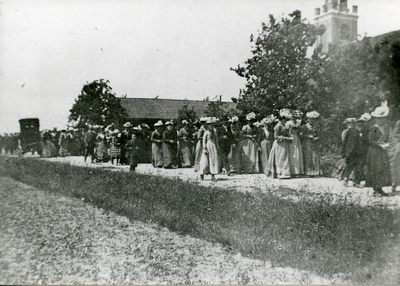  Kerkgangers verlaten de voormalige RK kerk aan de Kerklaan (afgebroken in 1909) richting Werkhovense weg. Links een ...
