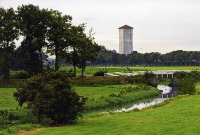  Zicht op de watertoren vanf de uiterwaarden van de Kromme Rijn ter hoogte van de brug van de Leemkolkweg.