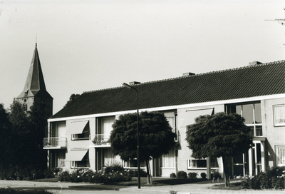  Bejaardenwoningen Ds. Herman Pollaan met links de toren van de NH Sint Stevenskerk