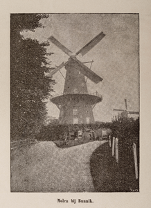  Gezicht op molen De Meiboom aan het Paardenveld te Utrecht met rechts op de achtergrond de molen Rijn en Zon