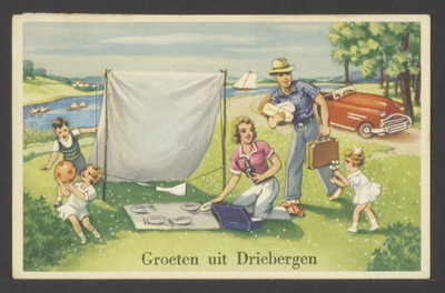  Een gezin met drie kinderen picknickt op een gazon. Op de achtergrond een meer met bootjes.