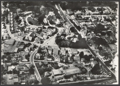 Luchtfoto van een deel van het centrum met de Hoofdstraat ter hoogte van de Traay.