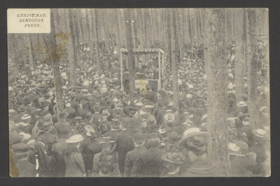  Een spreekbeurt in het bos voor een grote mensenmenigte tijdens een Christelijk nationaal Zendingsfeest.
