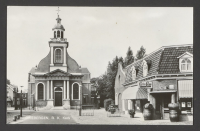  Het kerkplein met de rooms-katholieke kerk Sint Petrus' Banden. Rechts de winkel van Van Zon met de lichtreclame van ...