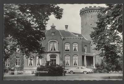  Gezicht op kasteel Sterkenburg, rechts de ronde woontoren.