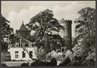  Kasteel Sterkenburg met op de voorgrond een witgepleisterd woonhuis met brandtrap.