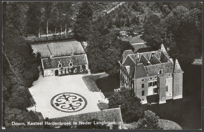  Luchtfoto van kasteel Hardenbroek met het voorplein, de oranjerie en daarachter een tennisbaan.