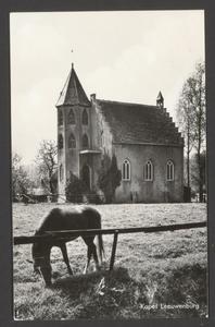  Gezicht op kapel Molenstein met aan de voorzijde aangebouwd een zeskantig torentje.