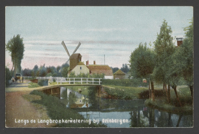  Gezicht op de Langbroekerwetering met enkele bruggen en een dwarshuisboerderij met daarachter een hooiberg. Naast de ...