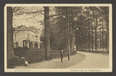  Gezicht op de Hoofdstraat. Links villa Welgelegen.