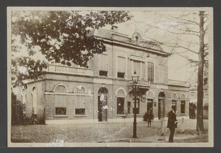  Postkantoor en gemeentehuis in oorspronkelijke staat, gebouwd in 1875.