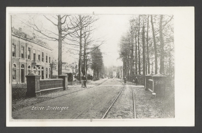  Gezicht op de |Hoofdstraat, links het postkantoor en gemeentehuis, rechts de tramrails.