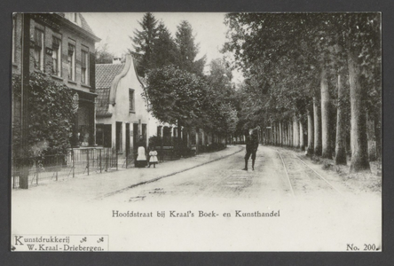 De Hoofdstraat, rechts de tramrails en een rij bomen. Links Kraal's Boek- en Kunsthandel.