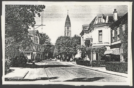  De Hoofdstraat gezien vanuit de richting Doorn. Links hotel 'Het Wapen van Driebergen', rechts de toren van de ...