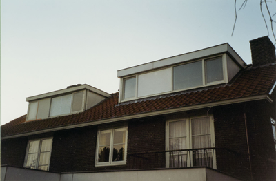  Bovenkant van twee onder een dak met balkon en dakkapellen.