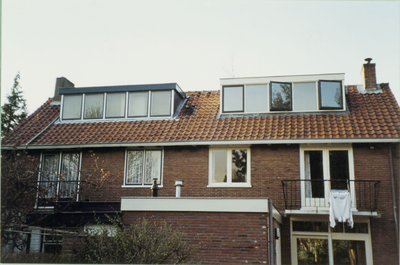  Achtergevel twee onder een dak, eerste etage en twee dakkapellen.