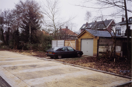  Parkeerplaats in aanleg met huizen Traaij op achtergrond en garages.