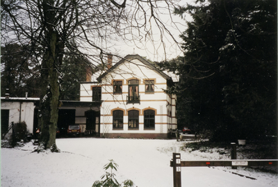  Wit landhuis in de sneeuw.