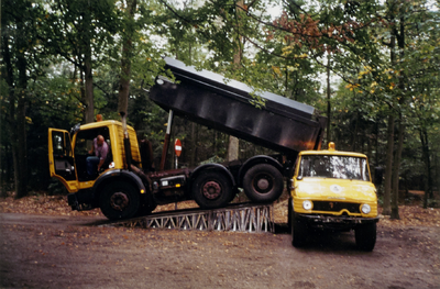  Twee vrachtwagens voor de asfalteringswerkzaamheden op fietspad.