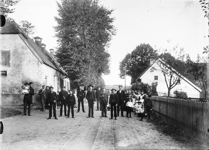  Groepsfoto in de Dorpsstraat te Cothen.