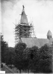  De toren van de Nederlands-hervormde kerk in aanbouw.