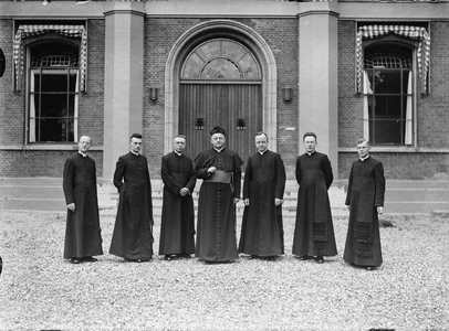  Een groepsfoto van het 25-jarig priesterjubileum van mgr Hartman, President Groot Seminarie Rijsenburg.