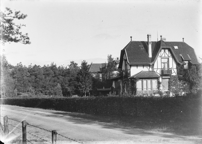  Villa Kottmann, pension Ada, links. Villa Kottmann is de dienstwoning van de rentmeester van Bornia.