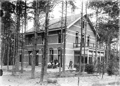  huis in bos met 2 mannen en 2 vrouwen