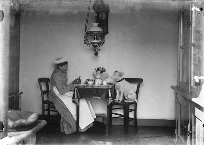  vrouw met hond aan tafel