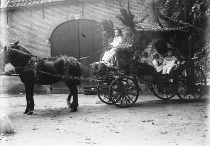  paard met versierde wagen met kinderen