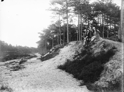  groepsportret op zand heuvel aan de rand van bos