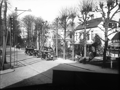  Het gemeentehuis vanuit Drukkerij Kraal gezien.