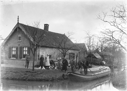  Familieportret met trekschuit voor boerderij