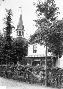  De Immanuelkerk met de pastorie.