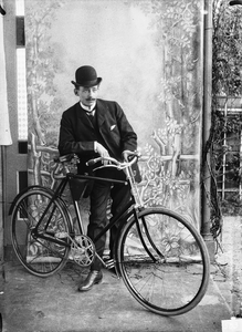  portret van man met fiets