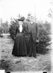  portret man en vrouw voor dennenbomen