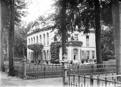  Gezicht op de voor- en rechterzijde van het huis Boschwijk.