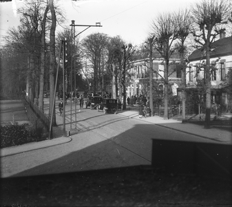  De Hoofdstraat tegenover het oude postkantoor / straatbeeld, gemeentehuis vanuit drukkerij Kraal.