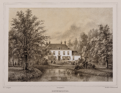  Gezicht op de voorgevel van huis Dennenburg te Driebergen-Rijsenburg, met waterpartij, eenden en enkele wandelaars op ...