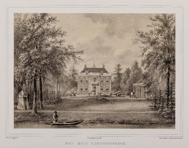  Gezicht op de voorgevel van huis Leeuwenburg te Driebergen-Rijsenburg met tuin, koetshuis, ruiters en een bootje in de ...
