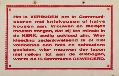  Verbodsbordje uit de katholieke parochiekerk S. Petrus-Banden te Rijsenburg voor vrouwen om met kniekousen of halve ...