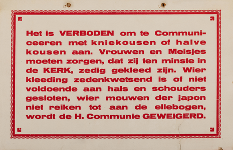  Verbodsbordje uit de katholieke parochiekerk S. Petrus-Banden te Rijsenburg voor vrouwen om met kniekousen of halve ...