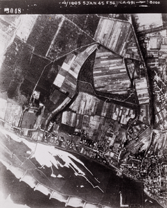  Luchtfoto RAF van de stad Rhenen (nr. 3048)