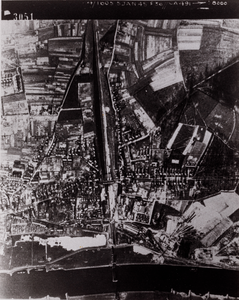  Luchtfoto RAF van de stad Rhenen (nr. 3051)