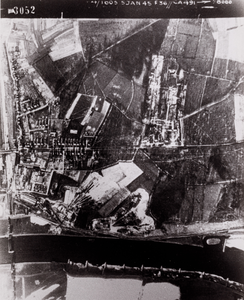  Luchtfoto RAF van de stad Rhenen (nr. 3052)